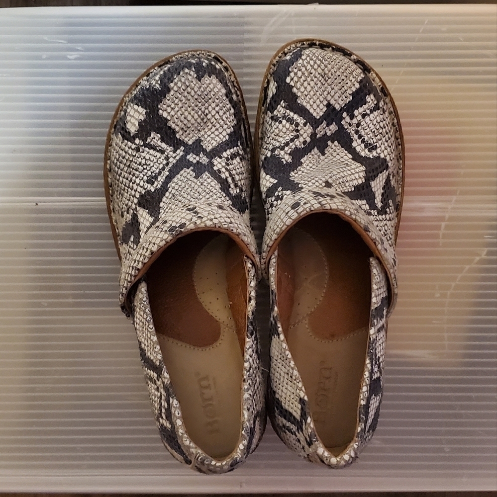 BORN snakeskin print clogs - Picture 2 of 10